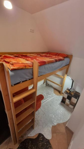 Schnuckeliges Zimmer mit Hochbett und Arbeitsplatz